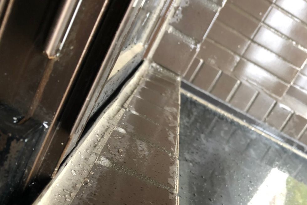 門、窗施工未注意，插座導致變形